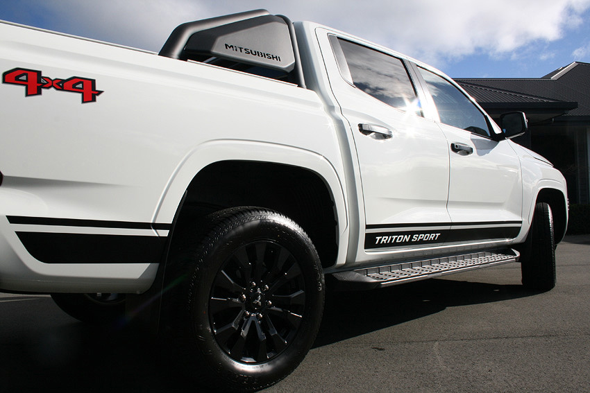 Triton GLX Sport, custom side stripes (1)